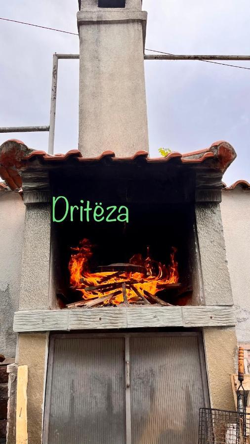 Driteza Hotel Korce Buitenkant foto