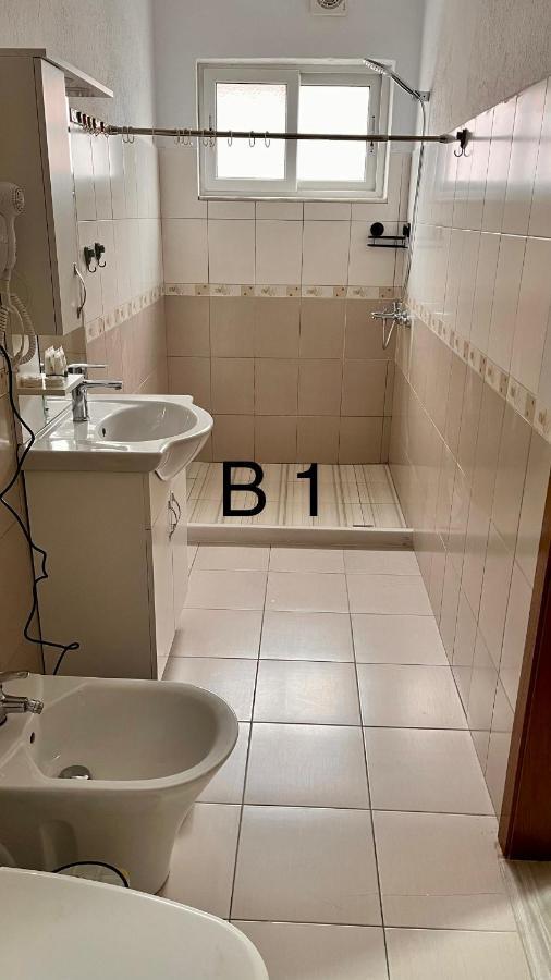 Driteza Hotel Korce Buitenkant foto