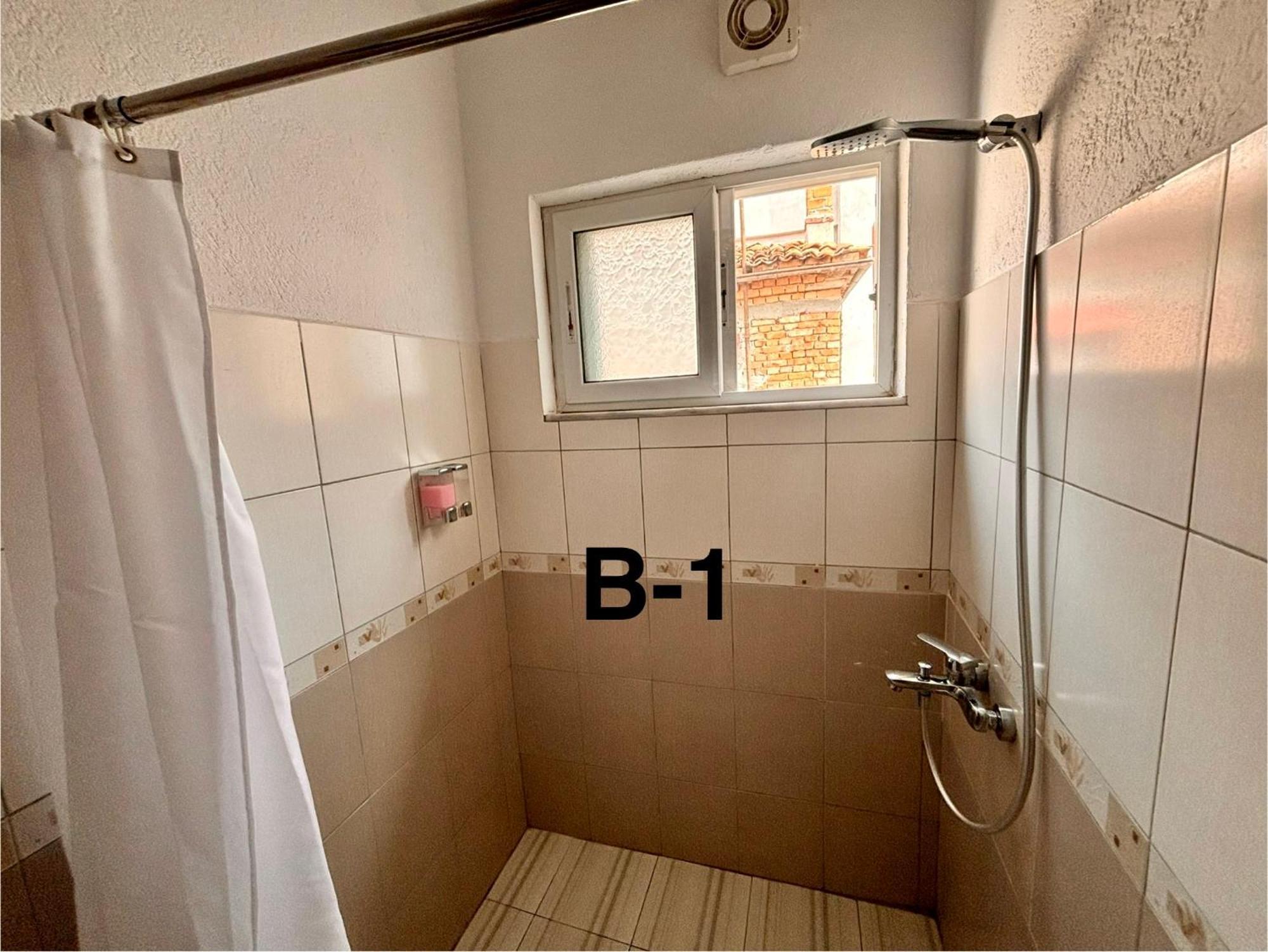 Driteza Hotel Korce Buitenkant foto