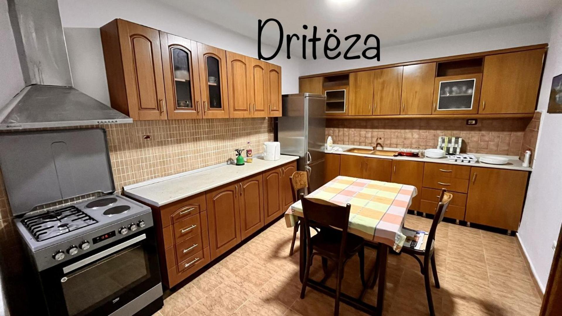 Driteza Hotel Korce Buitenkant foto